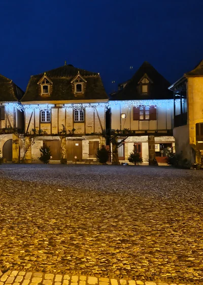 Place des consuls à Bretenoux